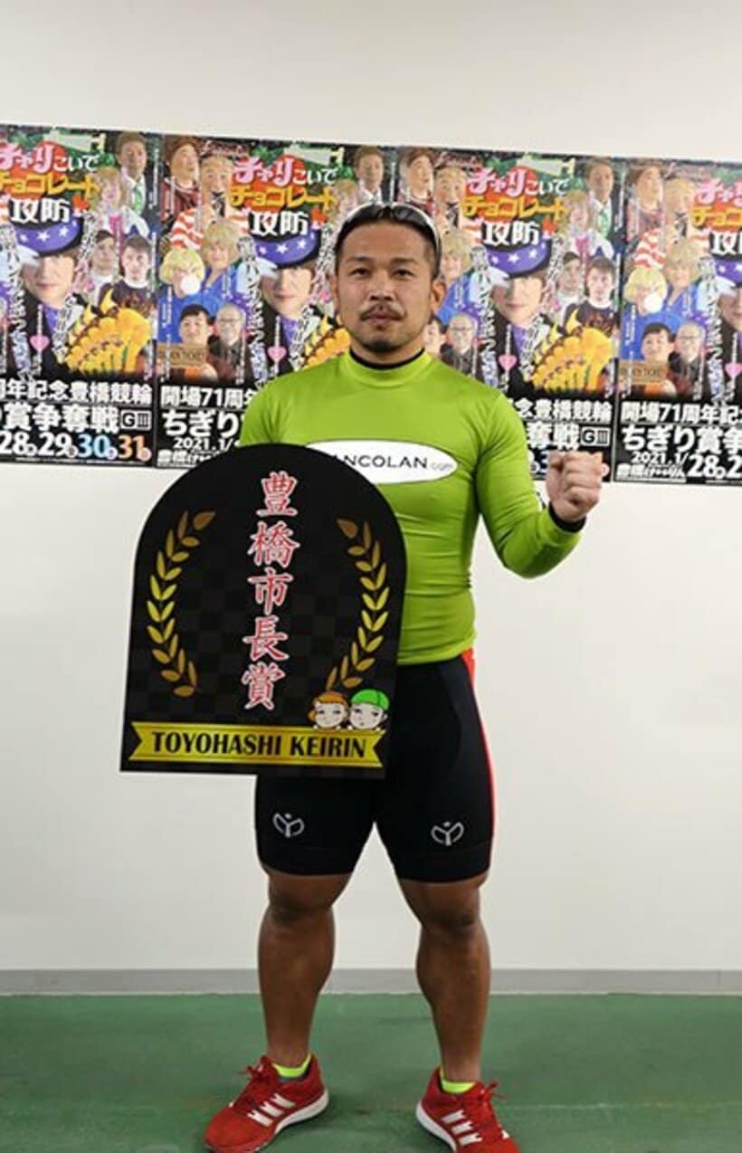  地元記念を制した吉田敏洋は笑顔でガッツポーズ