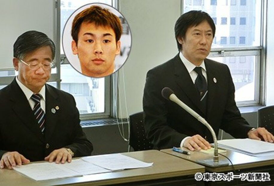 ３０日の臨時総会で冨田（顔写真）への処分を発表する鈴木会長（右）。左は泉副会長兼専務理事