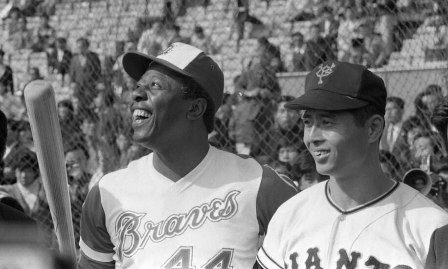  日米野球でホームラン競争に参加したハンク・アーロン氏（左）と王貞治(１９７４年１１月２日)
