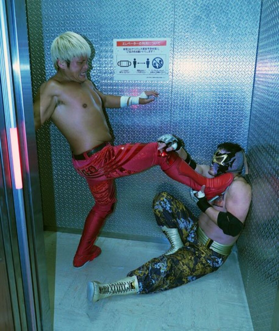  エレベーターで乱闘したことも…拳王（左）のカシンへの怒りは増すばかりだ