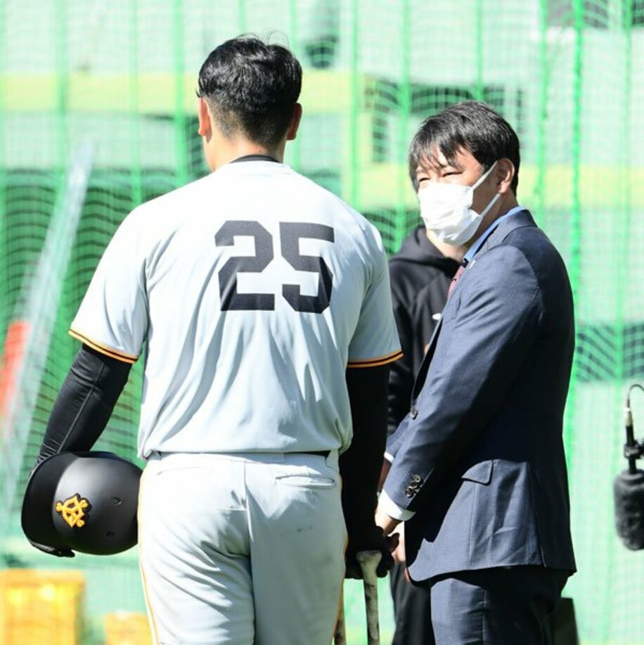  巨人・岡本和(左)からあいさつされる侍ジャパン・井端コーチ