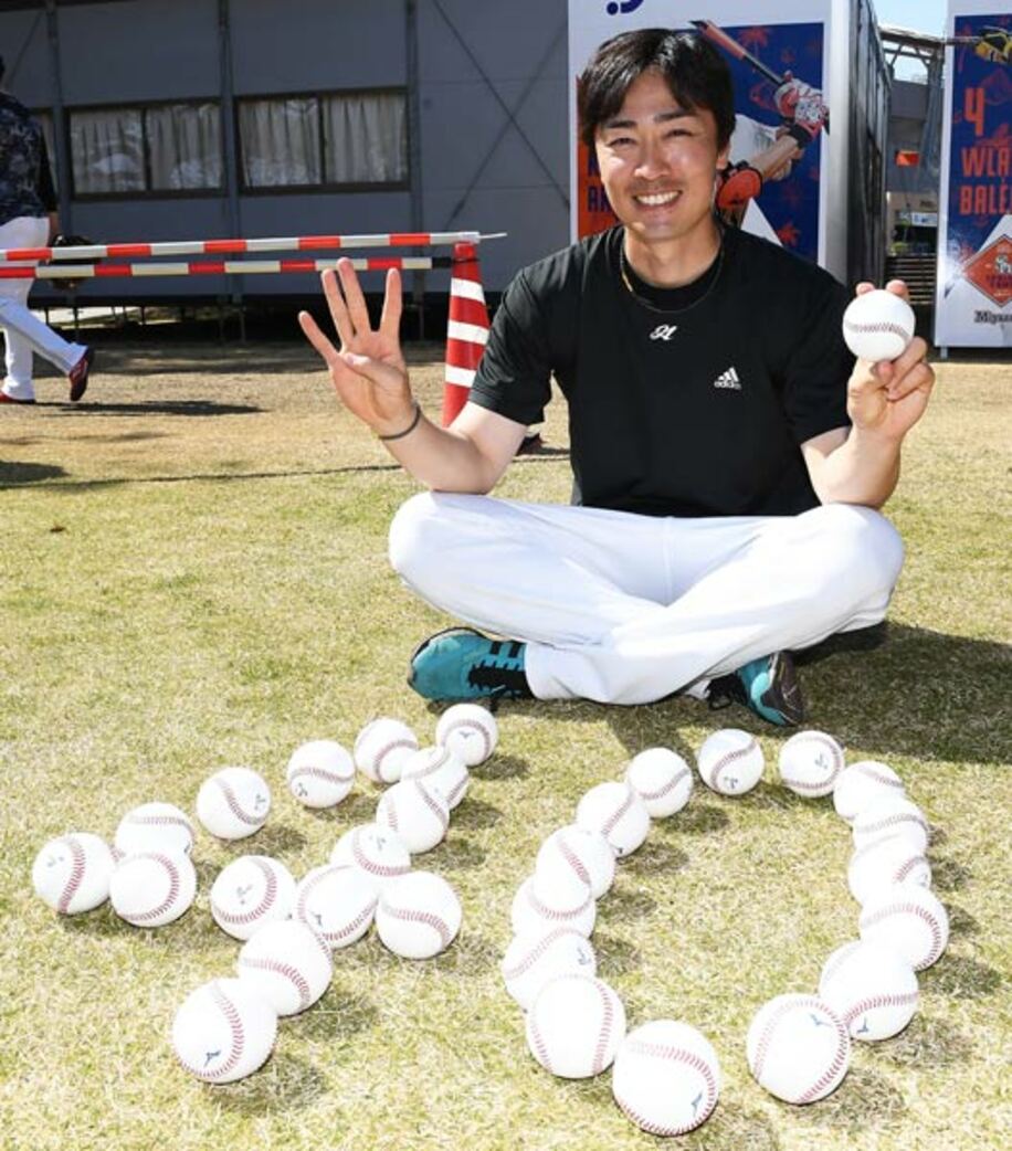  ボールで作った「４０」の数字を前にポーズを決める和田