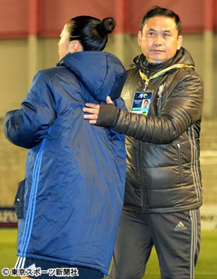 試合後、大儀見（左）をねぎらう佐々木監督