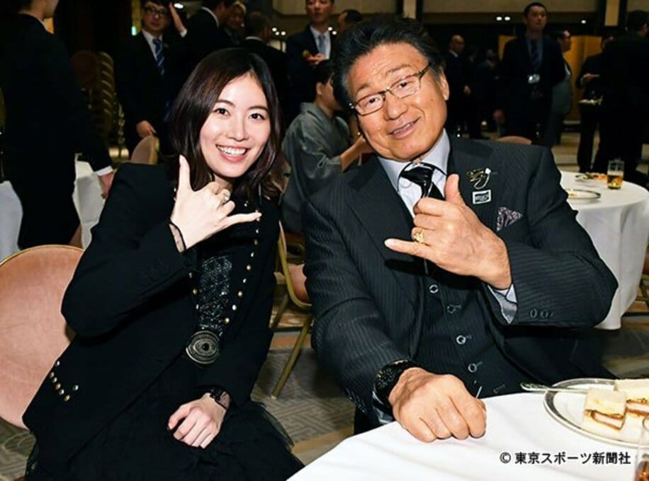  松井珠理奈（左）とポーズを決めた天龍