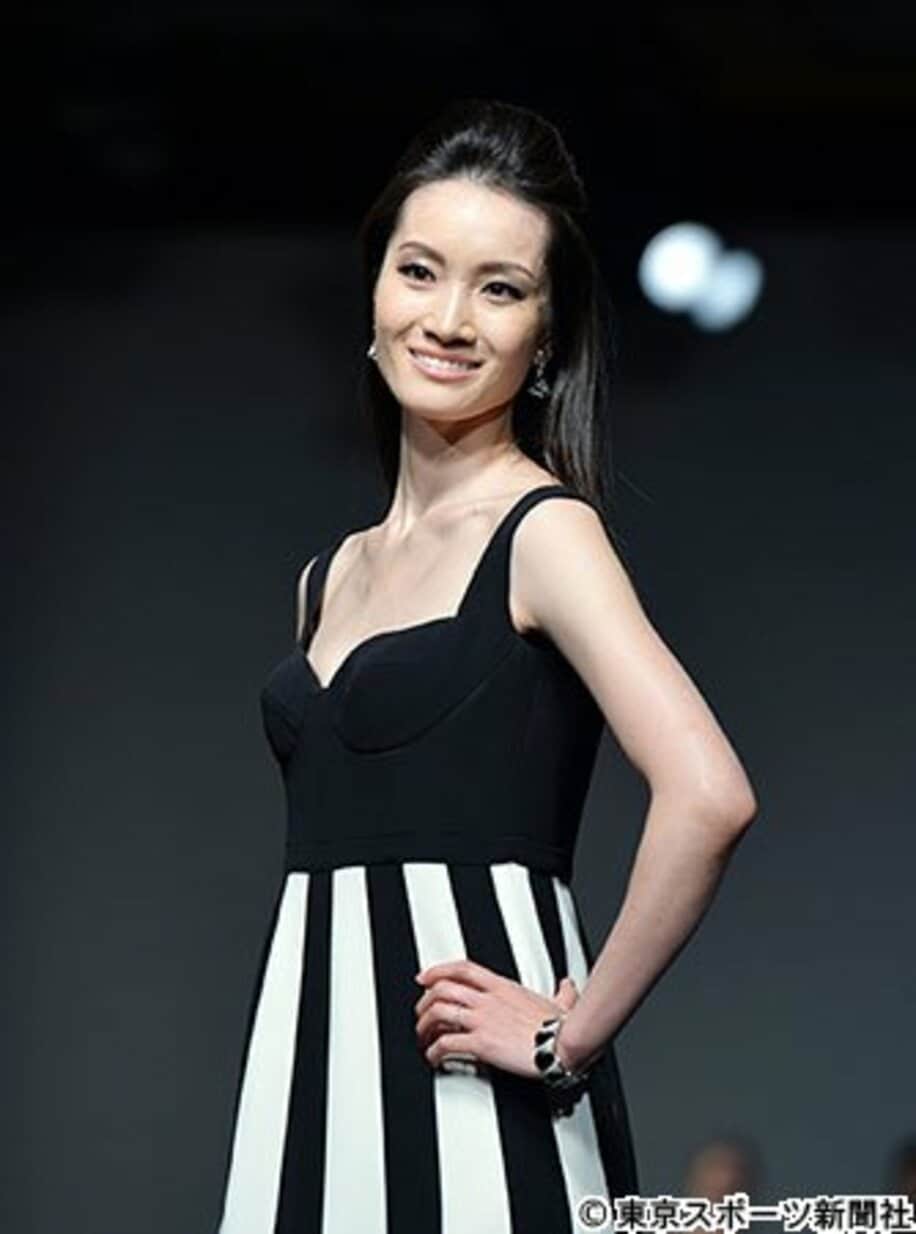 ファッションショーにモデルとして登場したプロスケーターの荒川静香