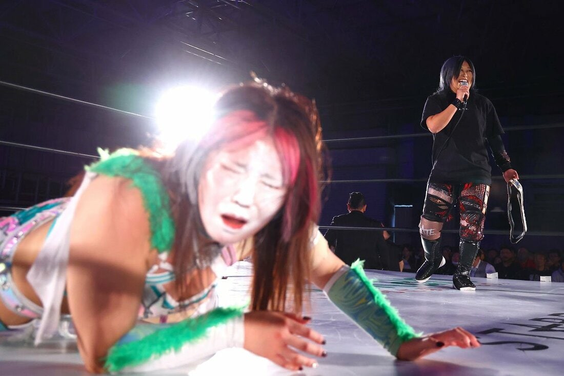 小波(右)に白スプレーを吹きかけられた壮麗亜美