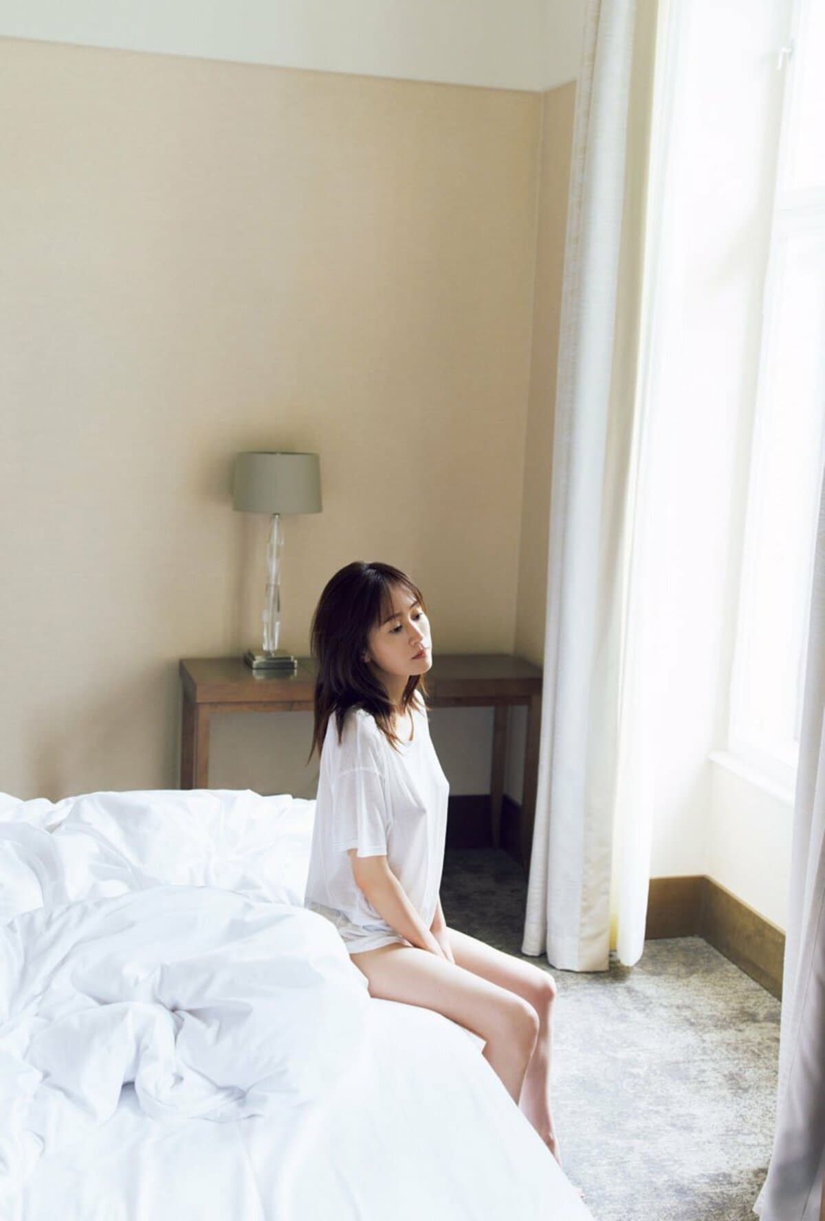 写真:前田敦子〝ラスト写真集〟の第3弾カット解禁 ラグジュアリーホテルで色気まとう白シャツ姿 | 東スポWEB