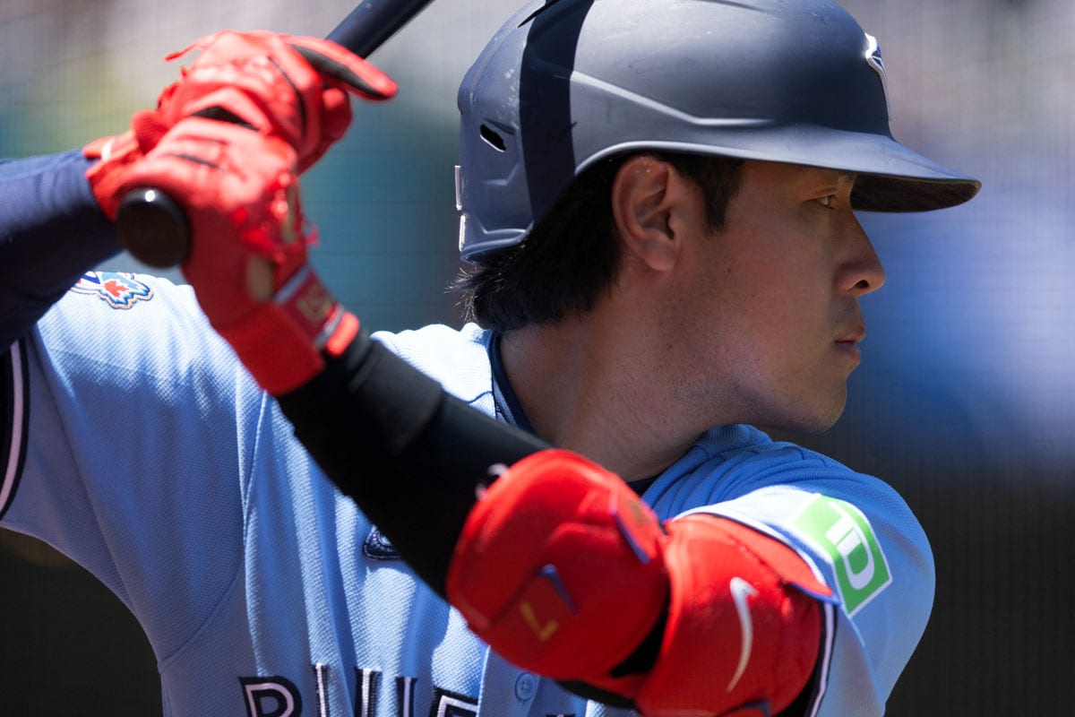 MLB】休養日の岡本和真がベンチにぐるぐる巻きに 7回代打で出場