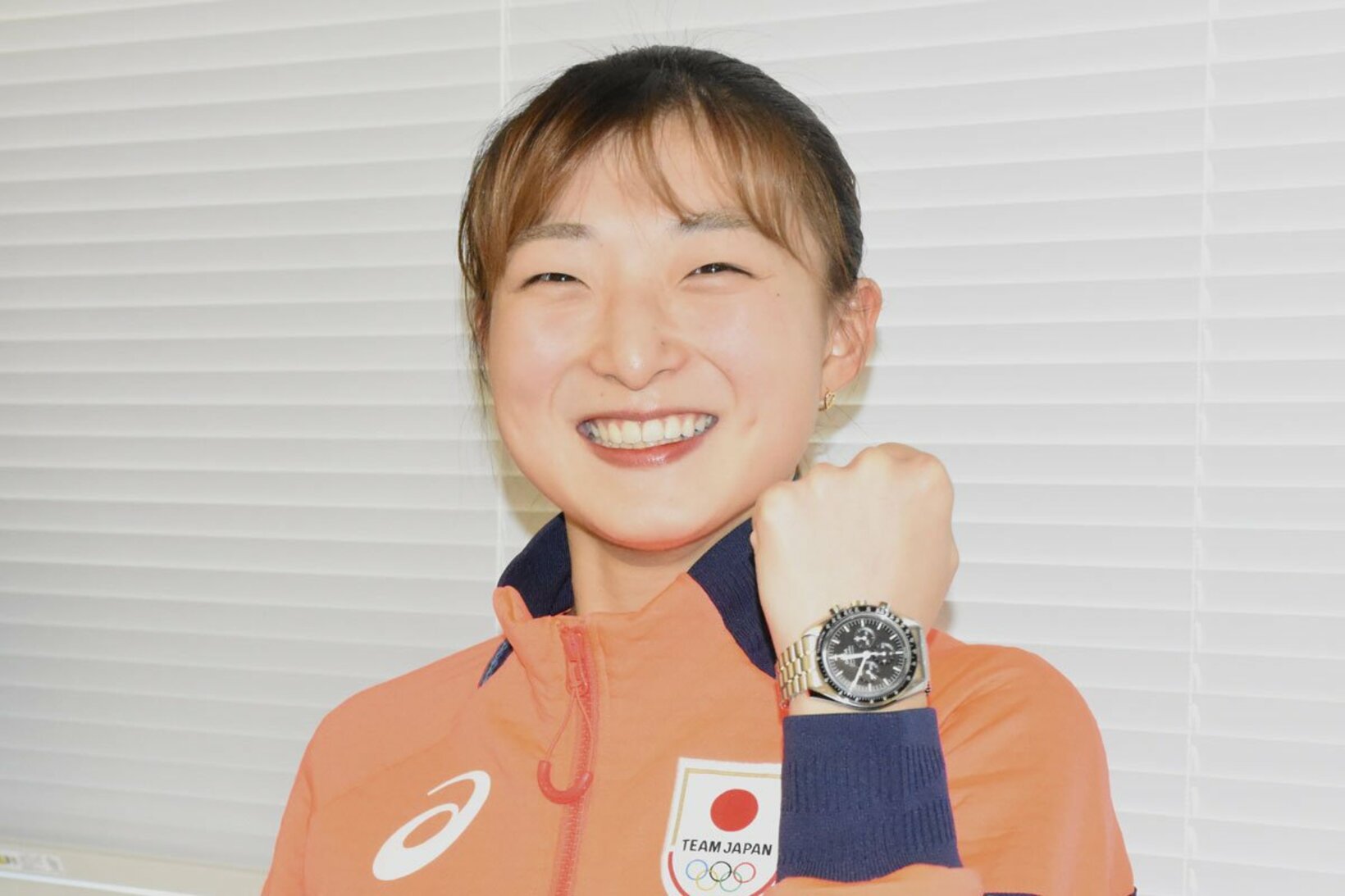 オメガの時計をつけて笑顔の坂本花織