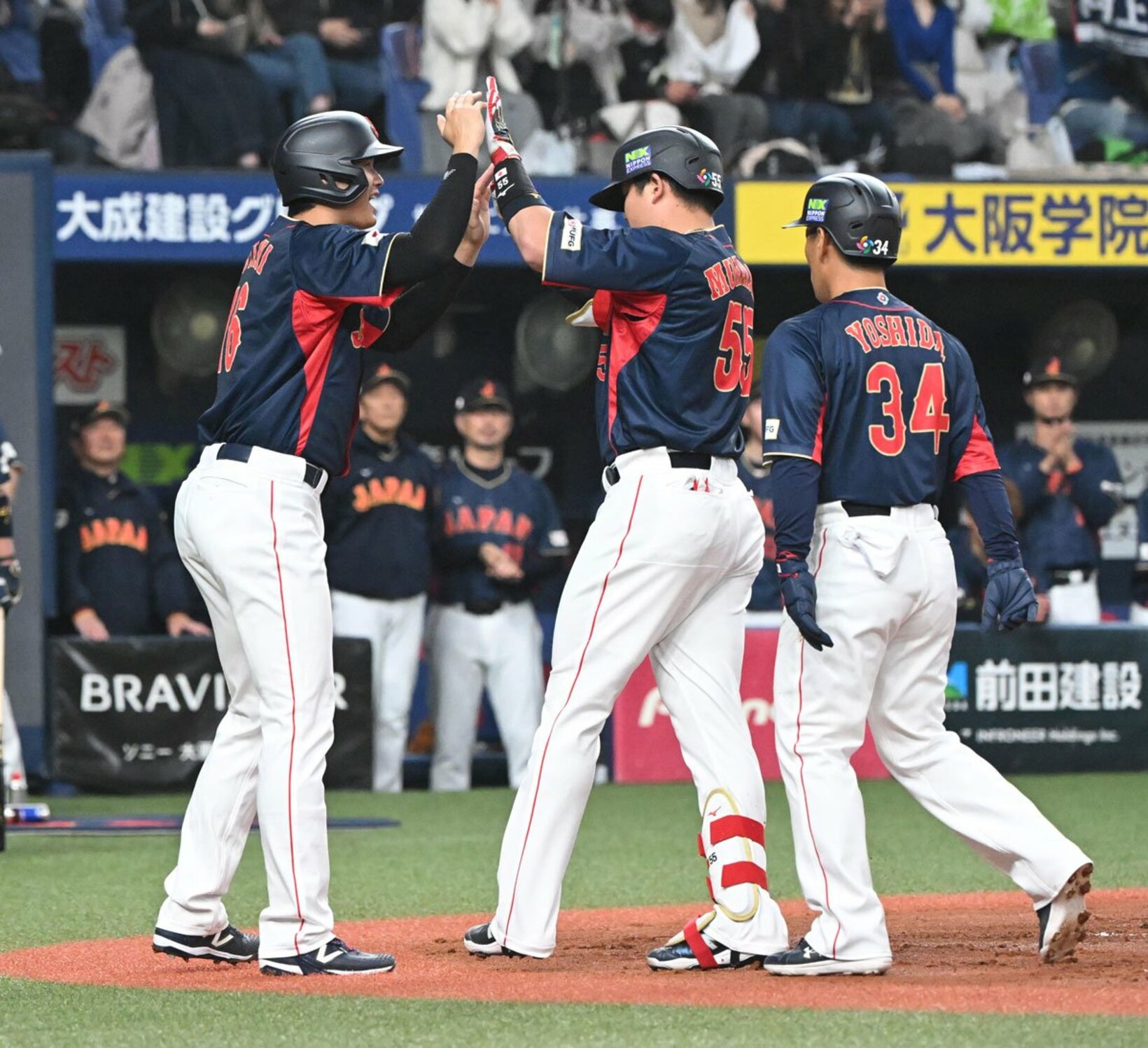３ランを放った村上宗隆を迎える大谷翔平（左）と吉田正尚