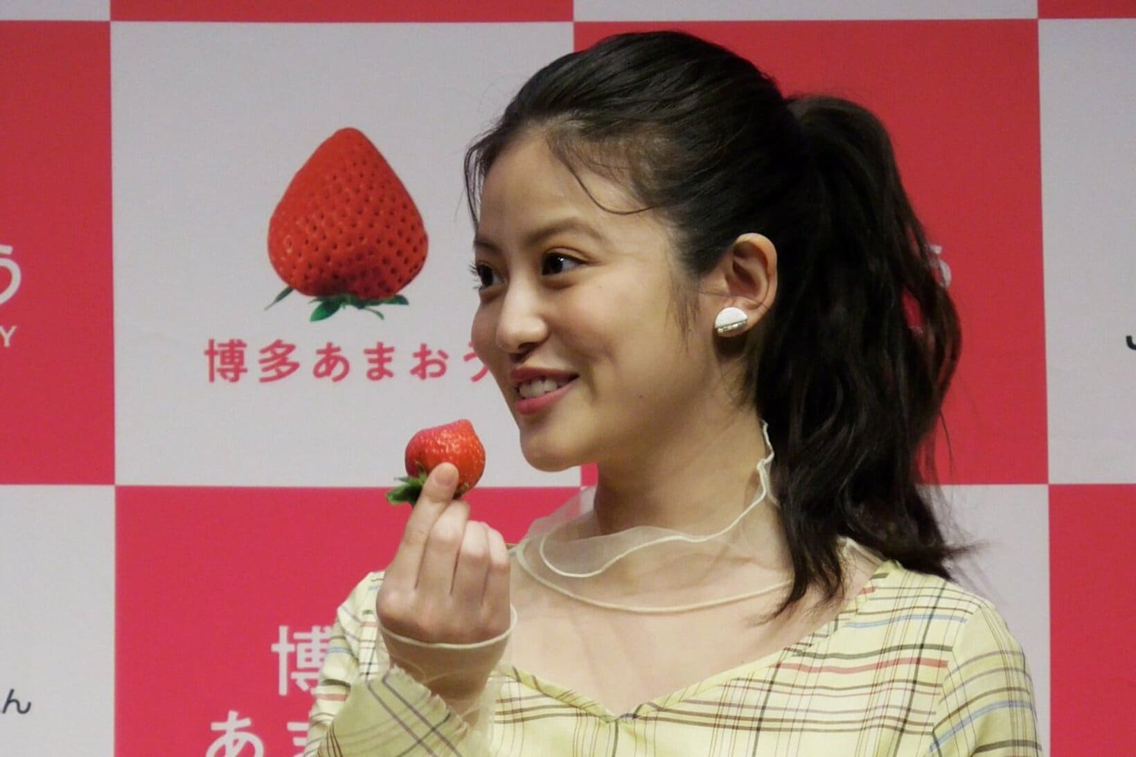 あまおうを手に今田美桜はこの笑顔