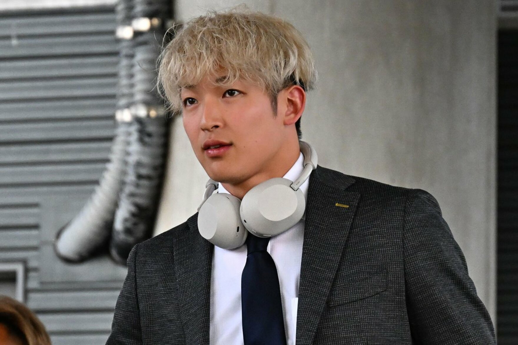 金髪に変身して宮崎キャンプに臨む山崎