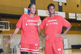 パリ五輪での活躍を誓った姉・馬瓜エブリン(右)と、妹の馬瓜ステファニー