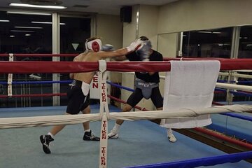 井上尚弥（左）は増田陸と精力的にスパーリング（大橋ジム提供）