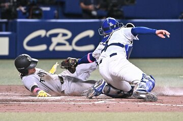 ８回には吉川尚輝の適時打で、豪快に生還した巨人・浦田俊輔(左)