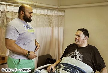  曙（右）と大砂嵐はすぐに打ち解け、笑顔で会話を交わした