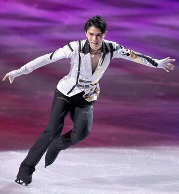  不敵な笑みを浮かべる羽生結弦(東スポWeb)