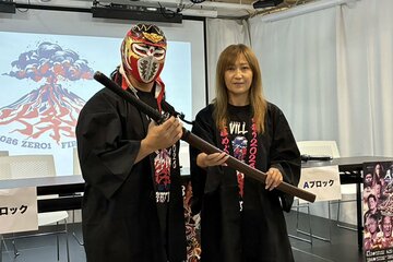 会見に出席したハヤブサ（左）と工藤めぐみGM