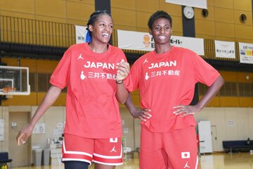 パリ五輪での活躍を誓った姉・馬瓜エブリン(右)と、妹の馬瓜ステファニー