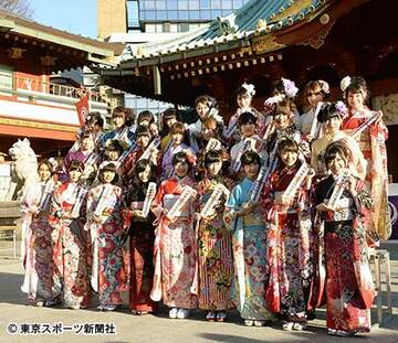 あでやかな振り袖姿をお披露目したＡＫＢ４８の新成人メンバー