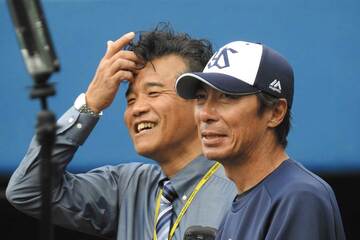 笑顔で言葉を交わす前田幸長氏（左）と高津監督