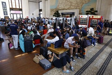 大混雑する駅構内（ロイター）