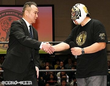 初代タイガーマスク（右）とガッチリ握手をかわす「伊達直人」こと河村さん