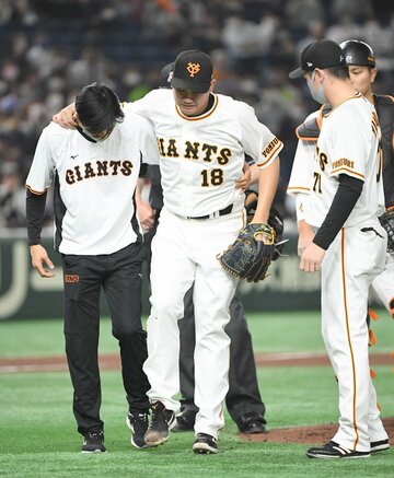  打球を右足で受け、５回途中降板した菅野(東スポWeb)