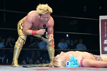 綾部蓮に勝ち誇る宮原健斗