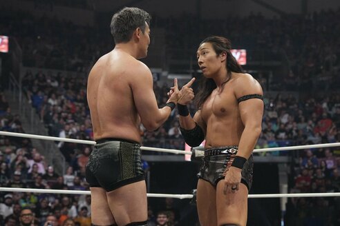 AEW】オカダ・カズチカと竹下幸之介の険悪タッグが敵軍の仲間割れで