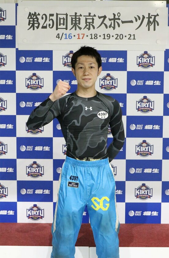  優勝しガッツポーズの西村拓也（東スポWeb）