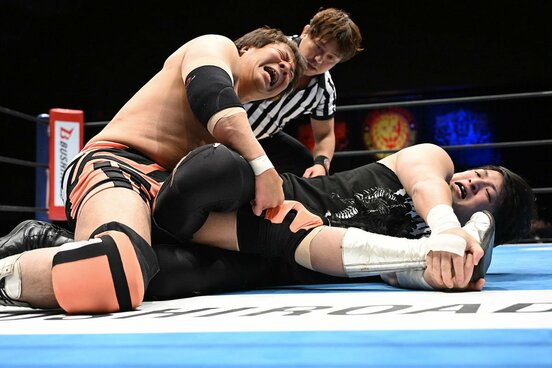 小島聡を膝十字固めで攻める成田蓮