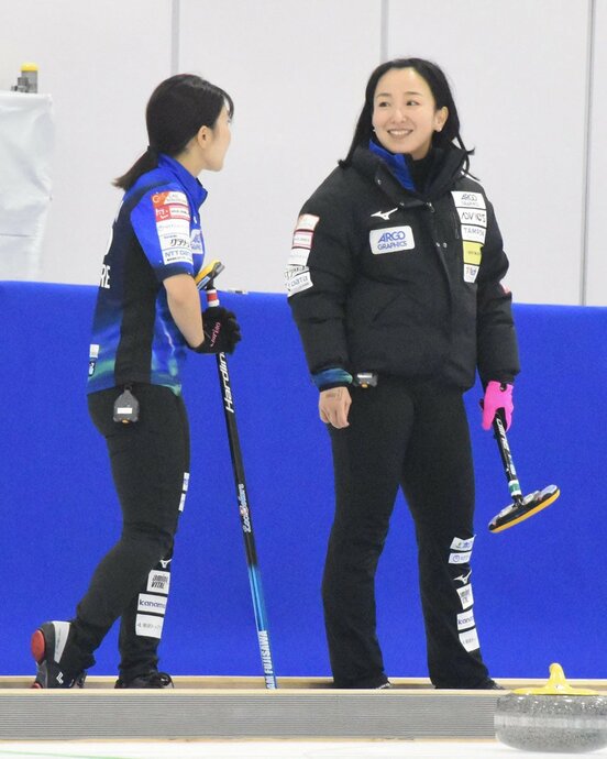 ロコ・ソラーレの吉田夕梨花(左)と藤沢五月