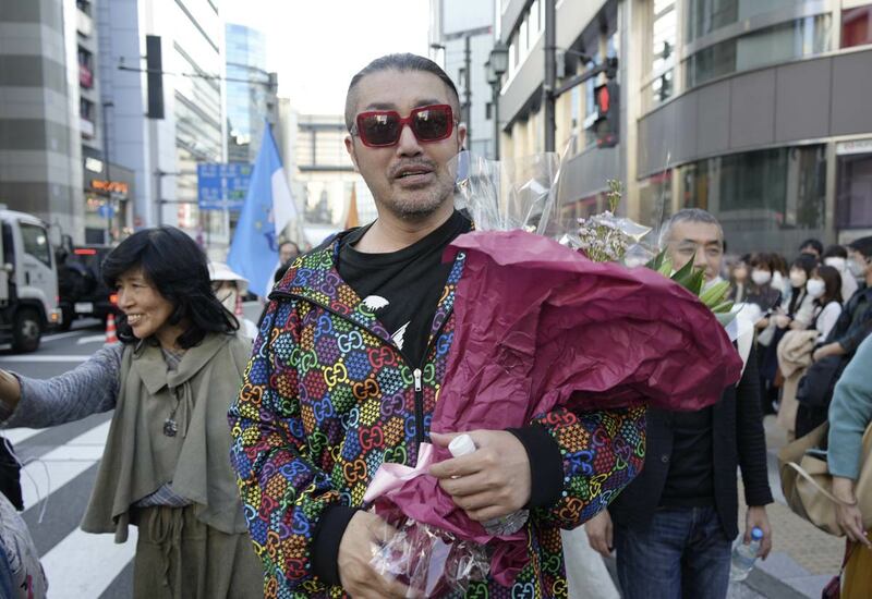ごぼう・奥野卓志代表が花束片手に人生初デモに参加「メイウェザーの人だ」と取り囲まれる | 記事 | 東スポWEB