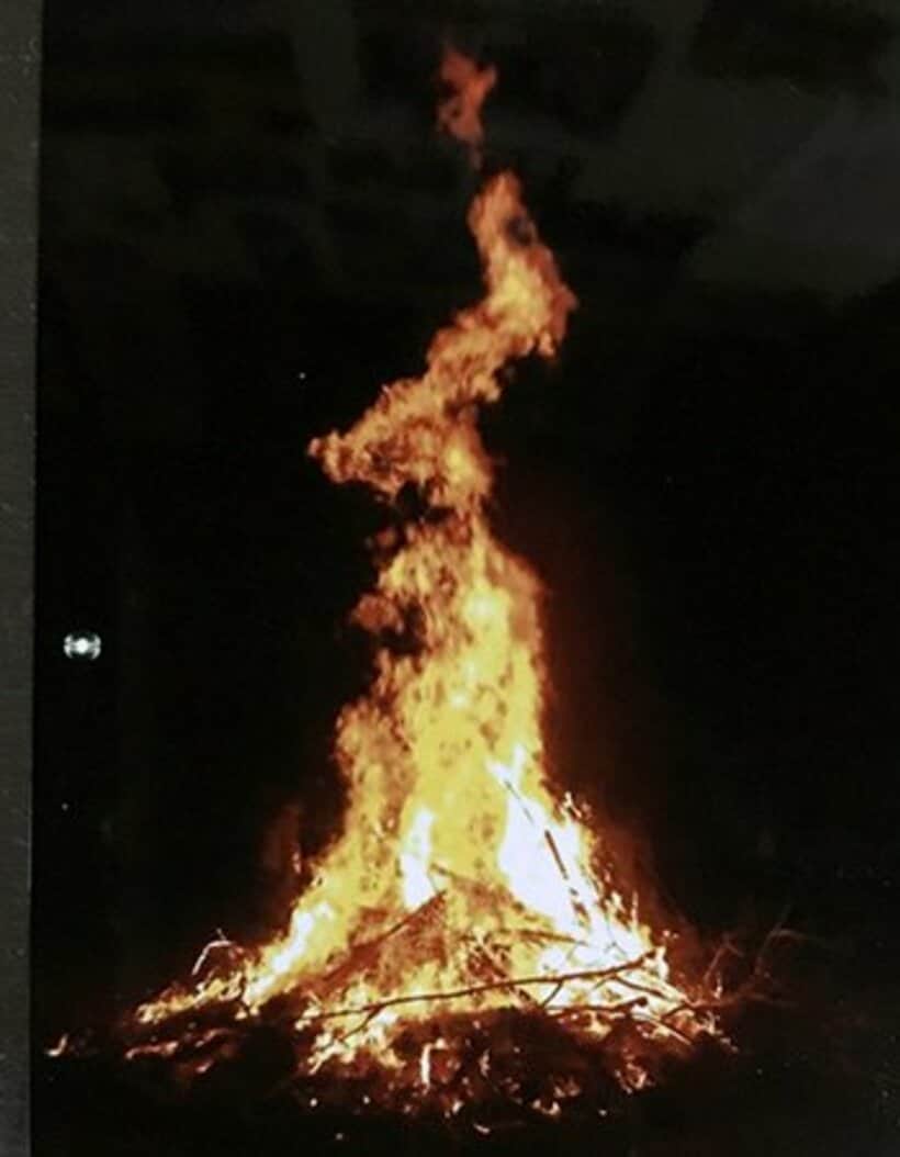 日本列島の形になったどんど焼きの炎