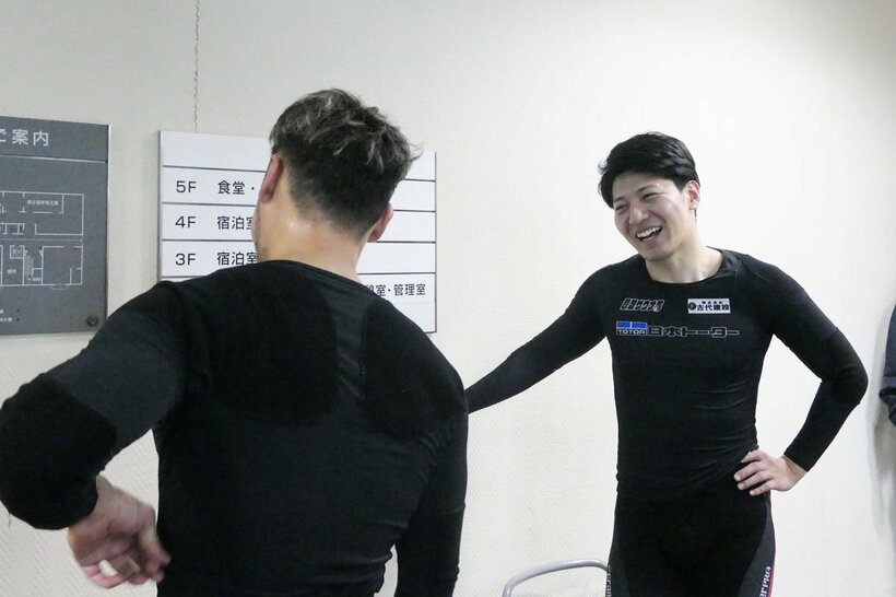 郡司浩平(左)とレースを振り返る簗田一輝