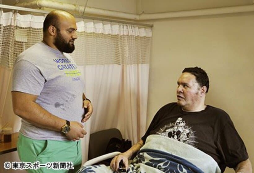  曙（右）と大砂嵐はすぐに打ち解け、笑顔で会話を交わした