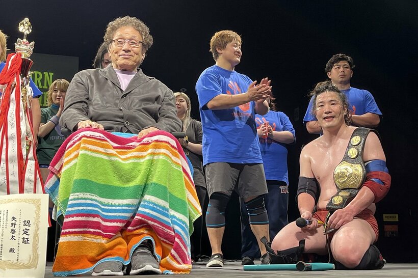 試合後、天龍源一郎(左)に激闘を称えられたＩＪ王者・矢野啓太(右)