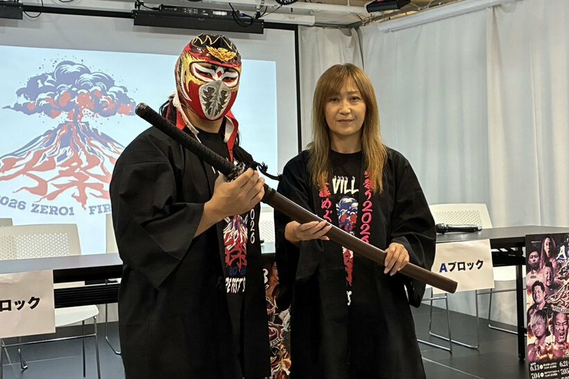 会見に出席したハヤブサ（左）と工藤めぐみGM