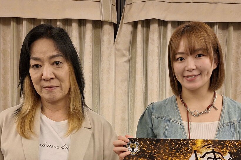 トークショーを行うジャガー横田(左)とSareee