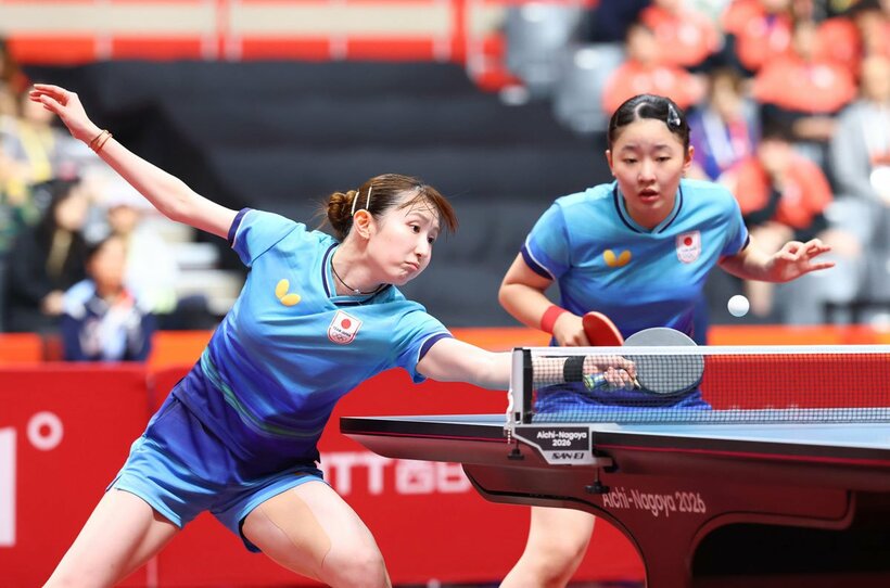 決勝進出を決めた張本美和（右）早田ひなペア