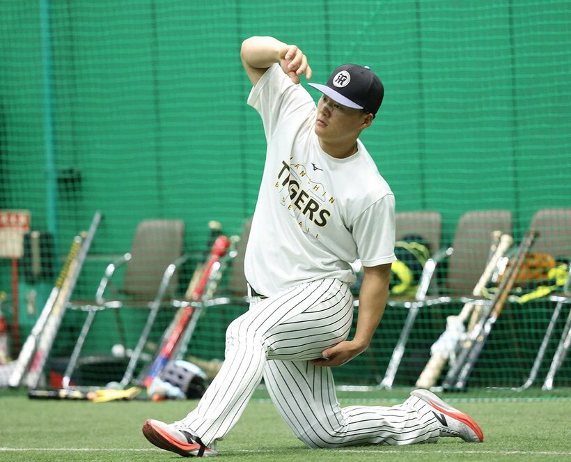 室内練習場で汗を流す阪神・前川右京