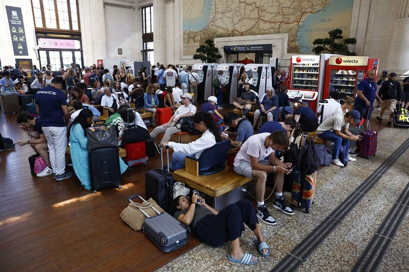 大混雑する駅構内（ロイター）