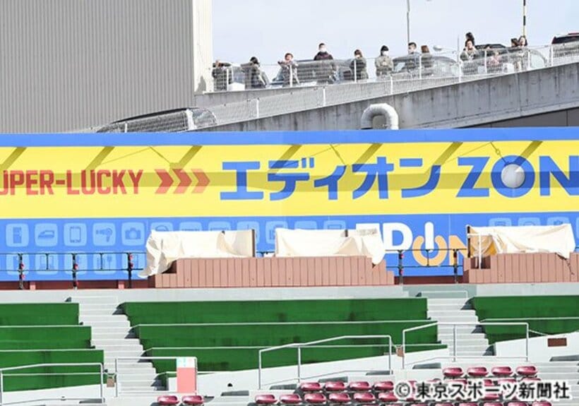  場外から“観戦”するファン
