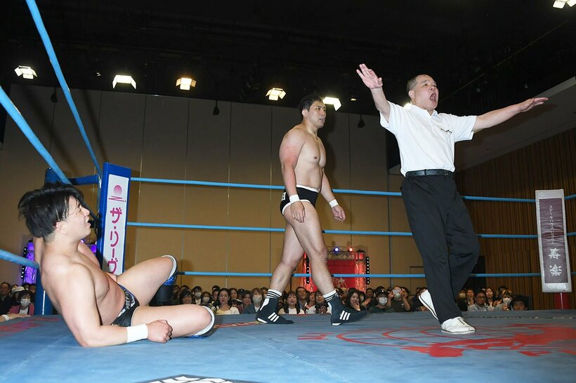 鈴木秀樹(中)と青柳優馬(左)に「ダブルフォール」の裁定を伝える和田京平名誉レフェリー