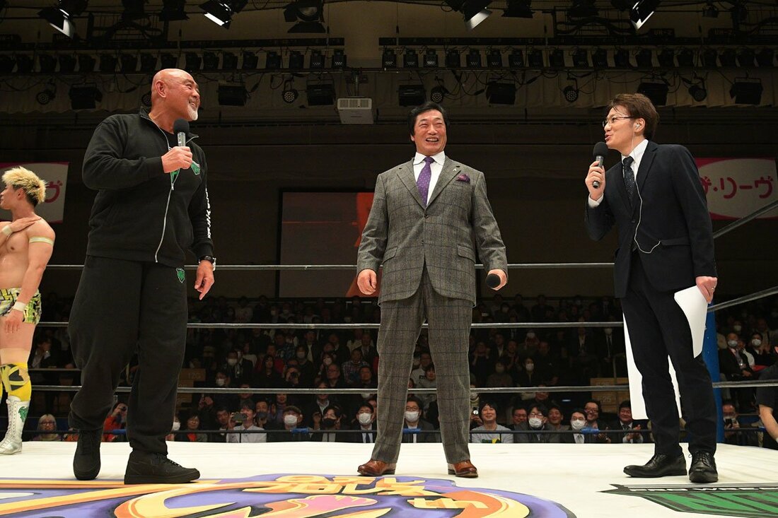 イベントで武藤敬司(左)と小橋建太(中)のトークを回した菅谷大介アナ（2024年）