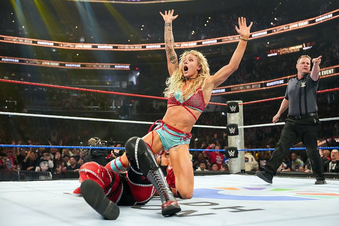 ベイリー(下)から金星奪取のソル・ルカは万歳のポーズ(©WWE)