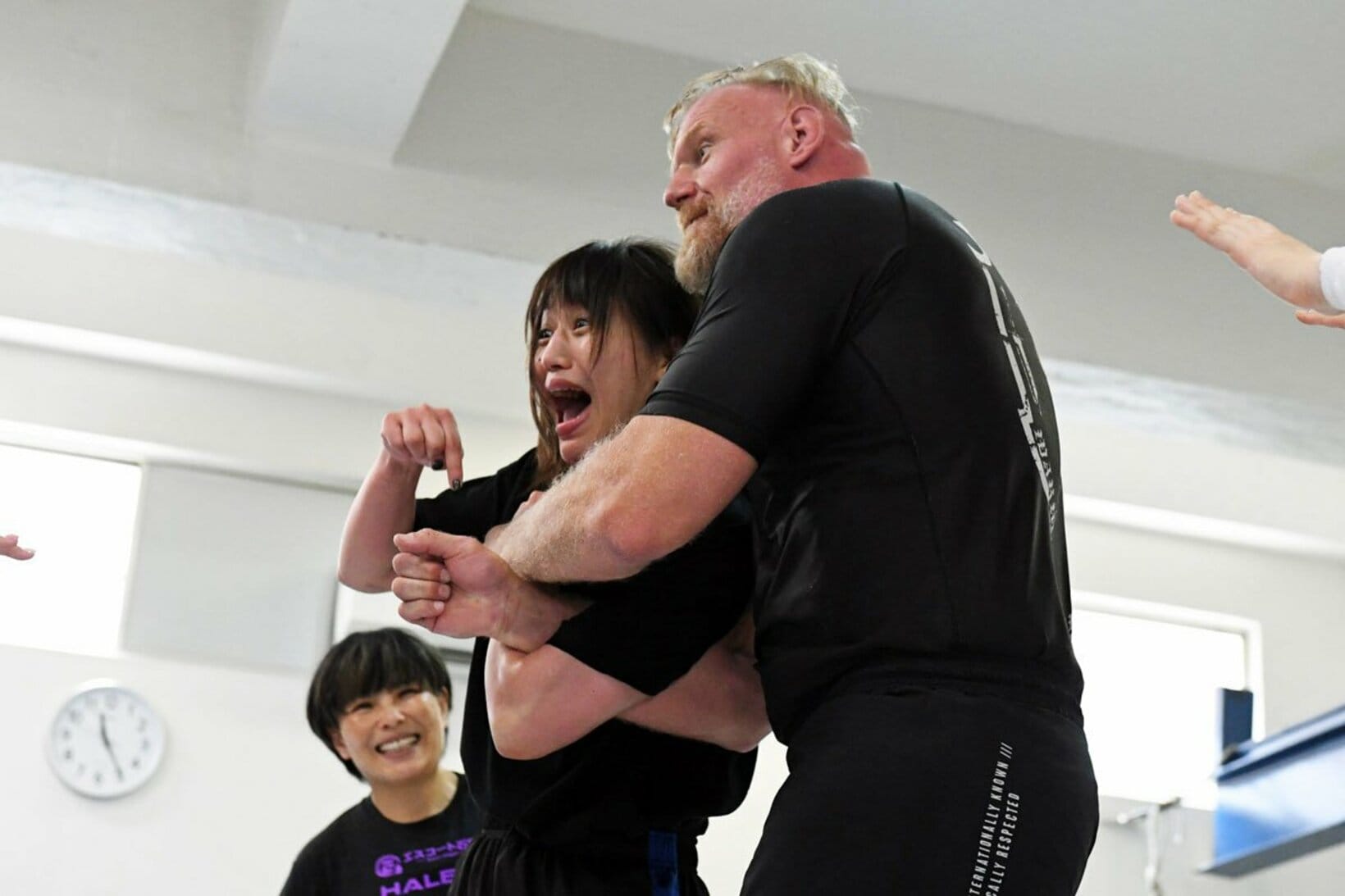 朱里に指導するジョシュ・バーネット
