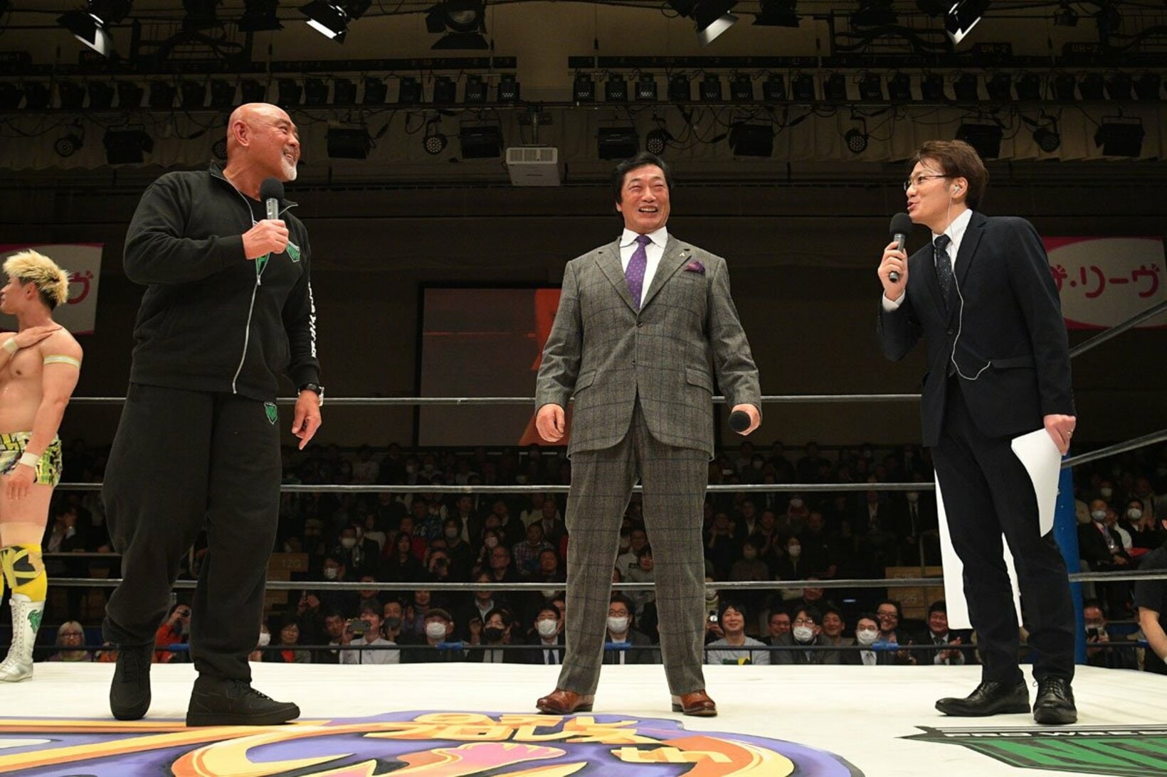 イベントで武藤敬司(左)と小橋建太(中)のトークを回した菅谷大介アナ（2024年）