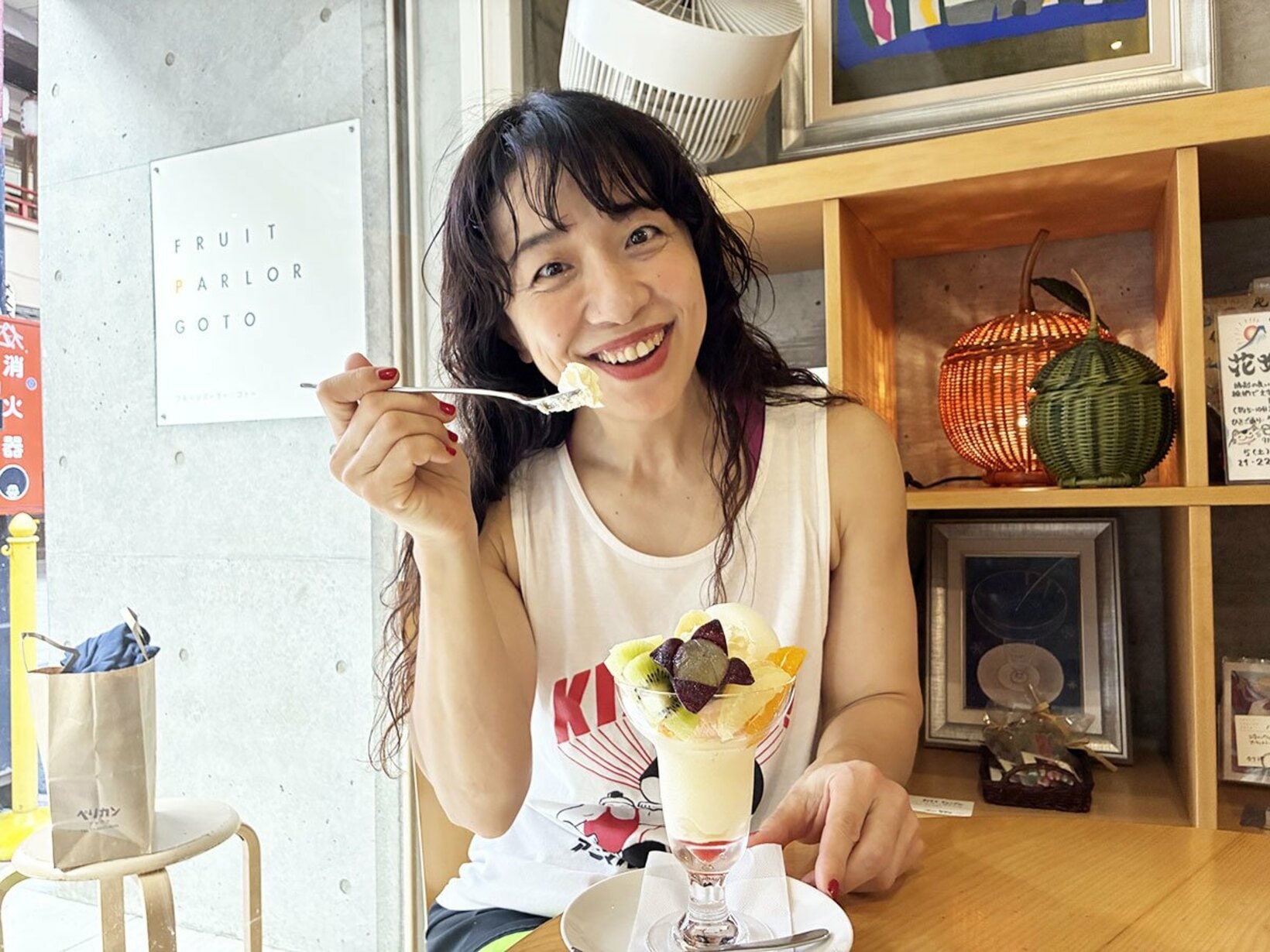 地元の東京・浅草でパフェをたしなむ浜口京子